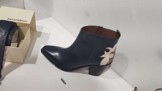 Bottine Sartore Santiag bleu indigo avec détail arrière bicolore beige et écru