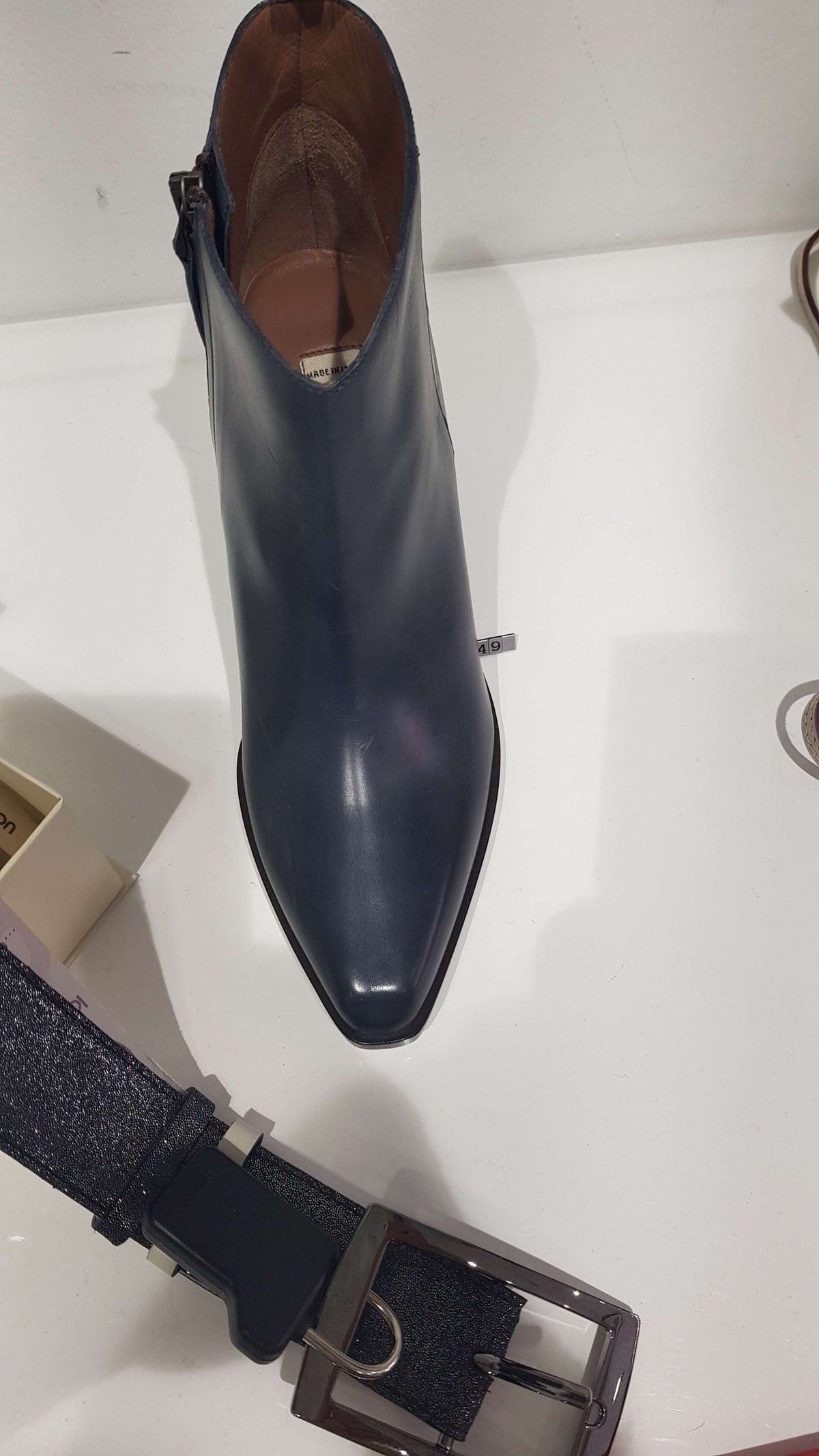 Bottine Sartore Santiag bleu indigo avec détail arrière bicolore beige et écru
Style unique et contemporain grâce aux coloris bicolores.
Conception artisanale avec une semelle cousue à la main pour un maximum de longévité.