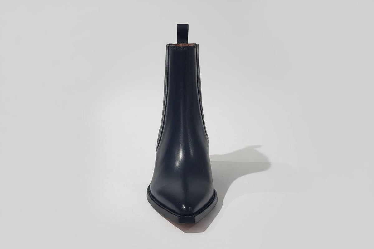 Découvrez cette santiag Sartore en bleu océan, une pièce incontournable pour les amoureuses de style western chic. Dotée d'un talon de 4 cm offrant confort et élégance, elle se distingue par son détail perle bleue qui ajoute une touche de sophistication. L'élastique intégré assure un ajustement parfait et une mise en place sans effort. Une véritable perle bleue à intégrer à votre garde-robe premium.