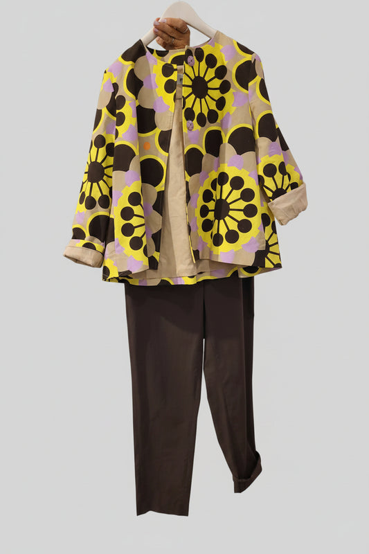Conçue avec un soin particulier, cette veste présente un beau mélange de tons parme, jaune et chocolat. Son design raffiné avec un col tailleur doux apporte une vraie délicatesse à votre tenue.
Caractéristiques principales :
Fabriquée à 100 % en coton, offrant une sensation de douceur et de légèreté.
Double fermeture par pressions et bord à bord, garantissan