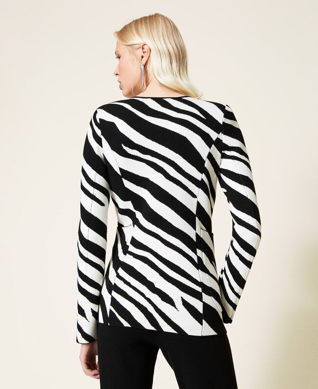 Veste Noire Zèbre Jacquard En Viscose Stretch, Coupe Ajustée Et Poches Plaquées – veste noire zèbre avec encolure V et fermeture croisée