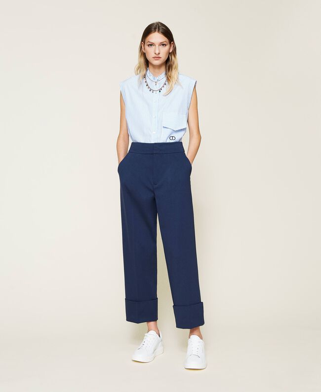 Coupe droite élégante, adaptée à de nombreuses silhouettes
Coloris indigo facile à coordonner avec des pièces sobres ou colorées
Revers larges d’inspiration marine pour une finition originale
Deux poches pratiques pour garder vos petits essentiels à portée de main
Matière polyester pratique pour le quotidien et les voyages