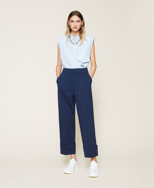 Coupe droite élégante, adaptée à de nombreuses silhouettes
Coloris indigo facile à coordonner avec des pièces sobres ou colorées
Revers larges d’inspiration marine pour une finition originale
Deux poches pratiques pour garder vos petits essentiels à portée de main
Matière polyester pratique pour le quotidien et les voyages