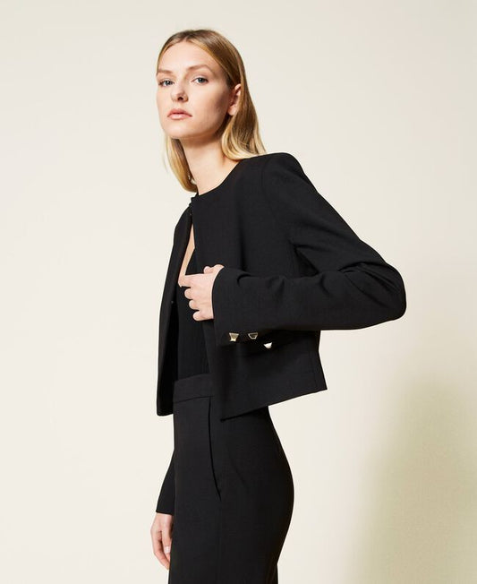 Veste habillée femme en point de Milan stretch, souple et confortable.
Coupe droite, col rond, manches longues et fermeture à attaches.
Poches passepoilées décorées de clous pyramidaux appliqués à la main.
Doublure intérieure pour une finition élégante et un meilleur confort.
