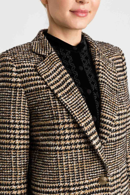 Motif prince de Galles noir, camel et écru pour un style élégant et facile à coordonner.
Coupe 3/4 confortable, idéale comme veste de mi-saison ou comme alternative à un manteau léger.
Tissu tweed à l’aspect authentique, parfait pour créer une tenue chic et actuelle.
Doublure agréable pour améliorer le confort au porté.
