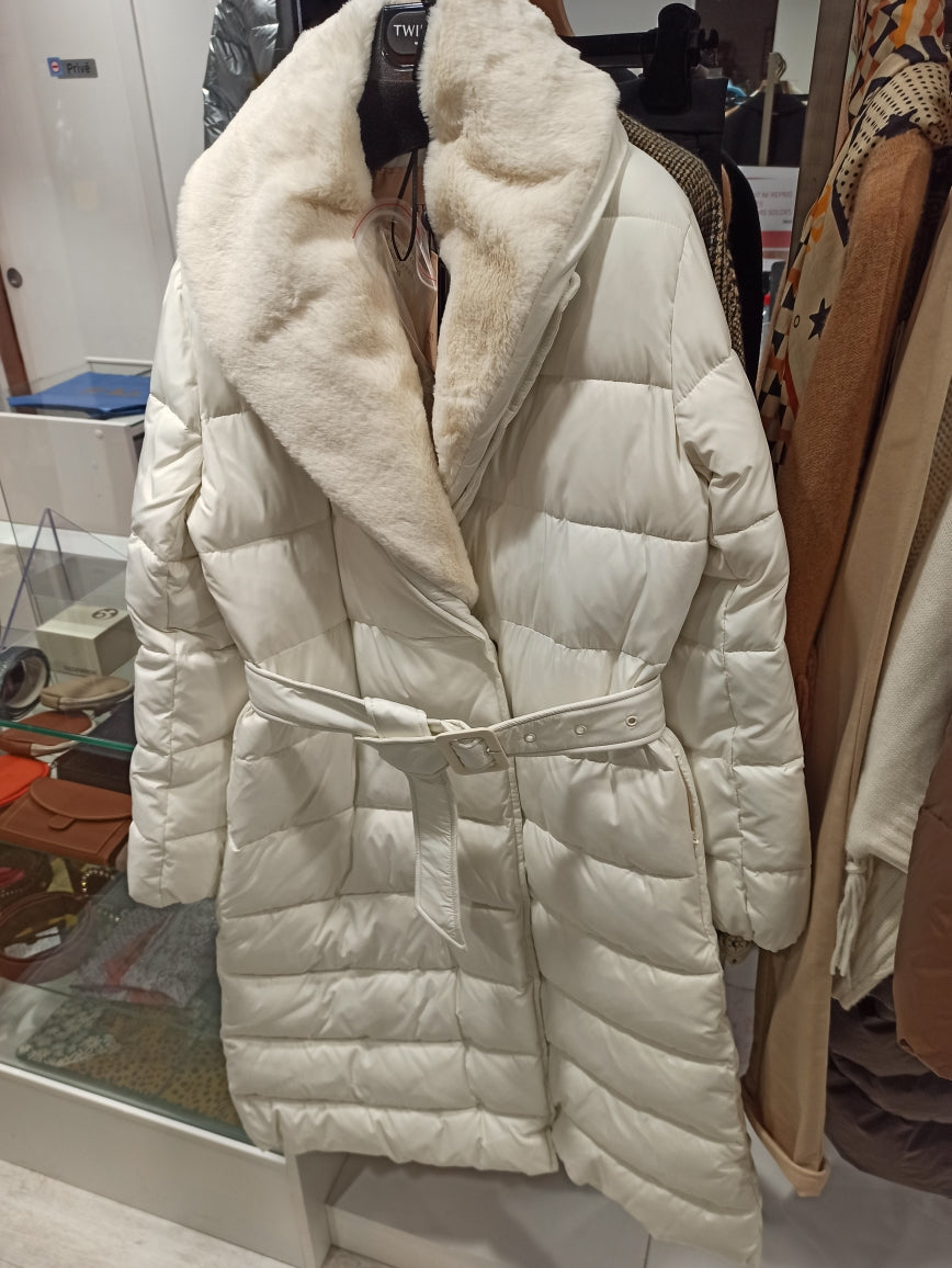 Coupe longue idéale pour profiter d’une silhouette élégante et d’une agréable sensation de confort.
Col en fausse fourrure amovible pour varier les styles et personnaliser votre look.
Ceinture à nouer ou à laisser libre selon l’effet recherché.
Composition 100 % polyester, pratique pour un usage quotidien.