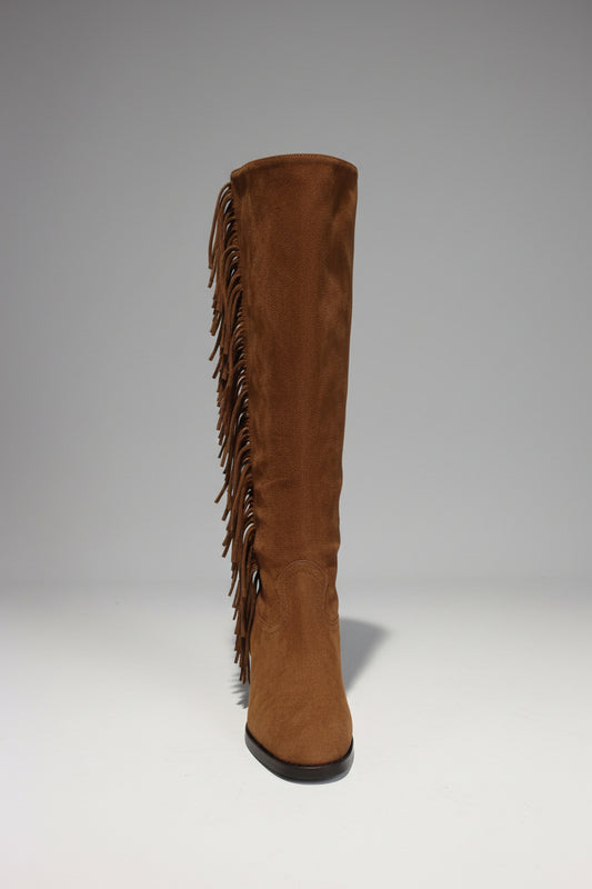 Transformez votre look avec ces bottes à franges qui se marient parfaitement avec une robe, un jean ou une jupe. La frange ton sur ton apporte une dimension unique et un détail raffiné qui ne laissera personne indifférent.