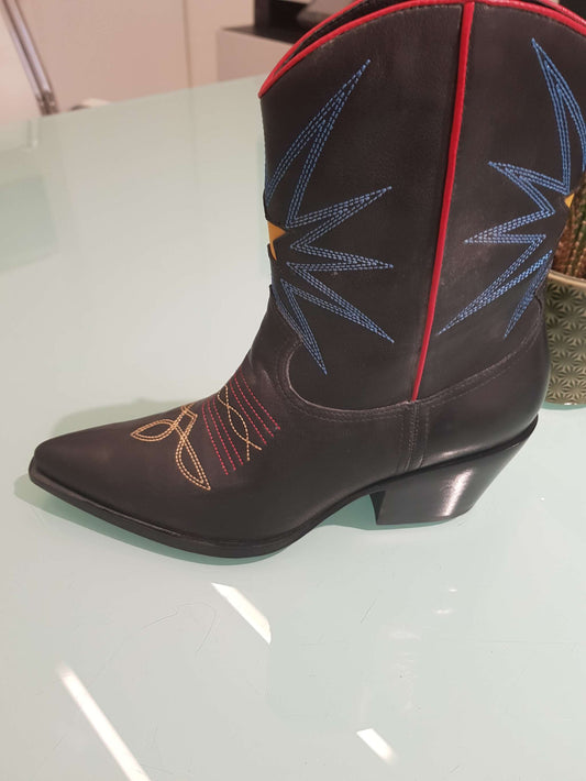 bottes noires style santiag mi-jambe avec broderies colorées et ouverture zip intérieur