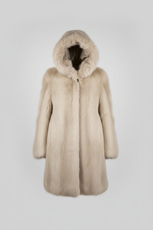 Découvrez l'élégance intemporelle de ce manteau en mouton retourné aux poils longs, véritable pièce maîtresse de votre garde-robe hivernale. Confectionné en peau glacée chocolat, il conjugue luxe et confort avec son design réversible qui offre deux styles en un. La capuche généreuse et les poils longs créent une silhouette enveloppante et sophistiquée, parfaite pour les journées froides. Polyvalent et incontournable, ce manteau transforme chaque sortie en moment de prestige.