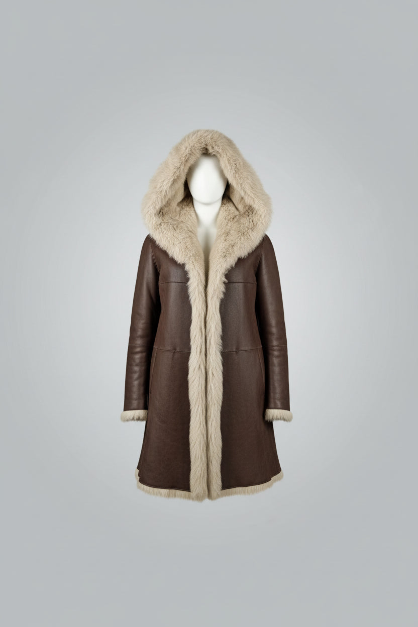 Découvrez l'élégance intemporelle de ce manteau en mouton retourné aux poils longs, véritable pièce maîtresse de votre garde-robe hivernale. Confectionné en peau glacée chocolat, il conjugue luxe et confort avec son design réversible qui offre deux styles en un. La capuche généreuse et les poils longs créent une silhouette enveloppante et sophistiquée, parfaite pour les journées froides. Polyvalent et incontournable, ce manteau transforme chaque sortie en moment de prestige.