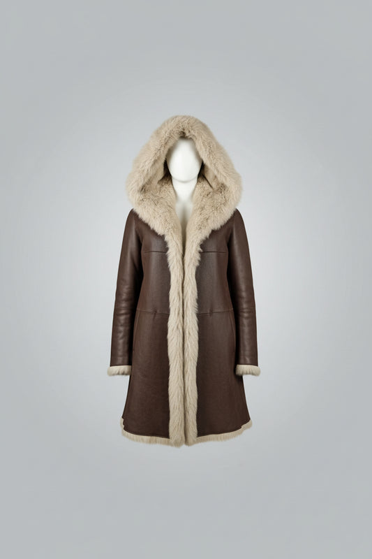 Découvrez l'élégance intemporelle de ce manteau en mouton retourné aux poils longs, véritable pièce maîtresse de votre garde-robe hivernale. Confectionné en peau glacée chocolat, il conjugue luxe et confort avec son design réversible qui offre deux styles en un. La capuche généreuse et les poils longs créent une silhouette enveloppante et sophistiquée, parfaite pour les journées froides. Polyvalent et incontournable, ce manteau transforme chaque sortie en moment de prestige.