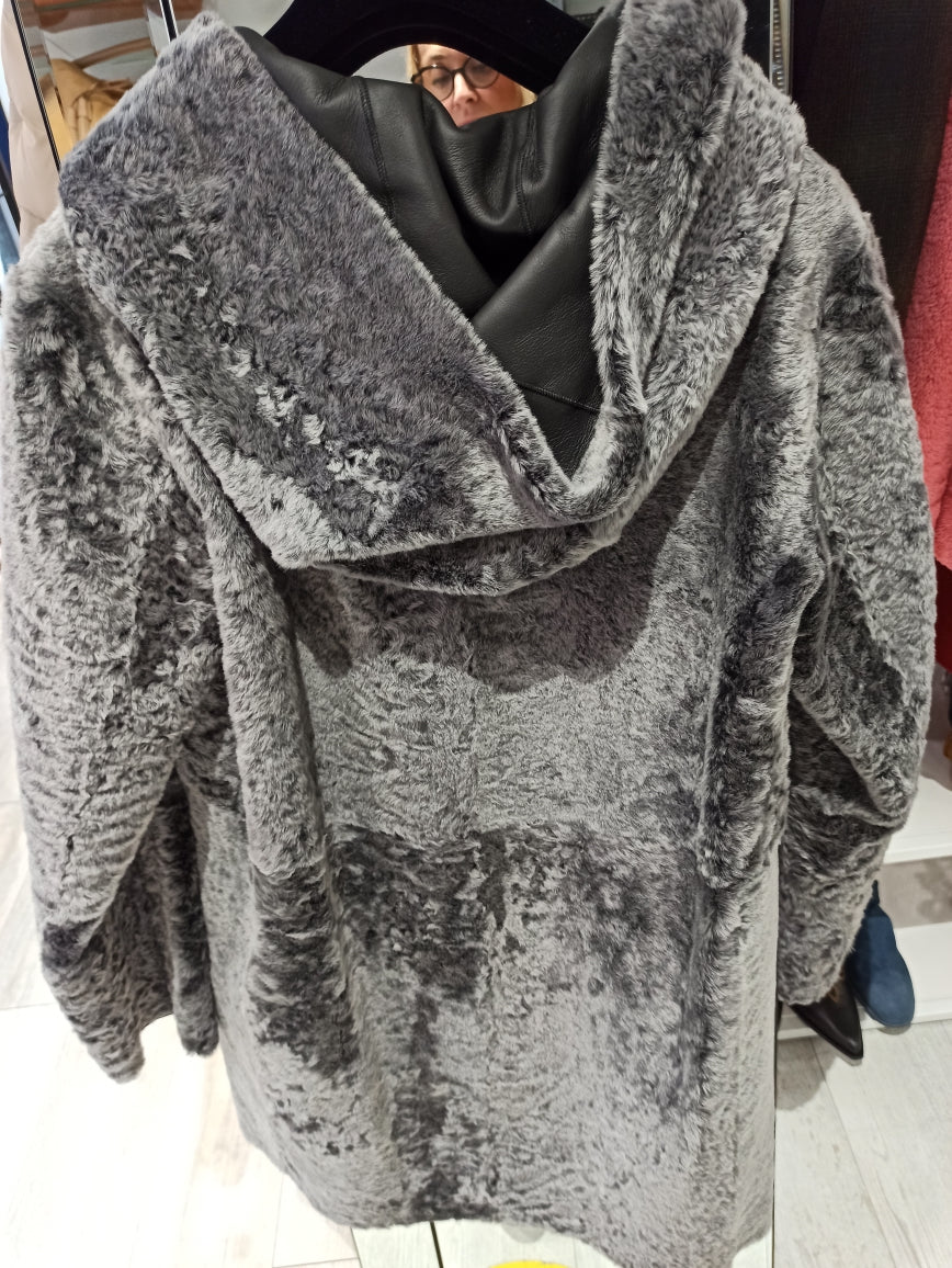 Manteau Ventcouvert peau façon astrakan réversible gris, manteau capuche hiver femme de dos