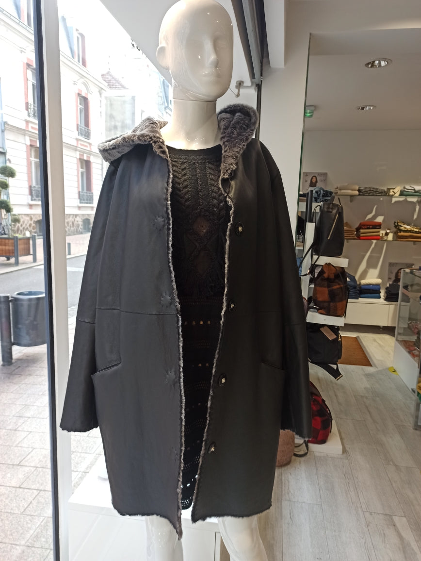 Modèle réversible : côté fourrure façon astrakan ou côté cuir lisse selon vos envies.
Capuche pratique pour renforcer la protection contre le vent et le froid.
Coupe courte facile à associer avec une tenue casual ou plus habillée.