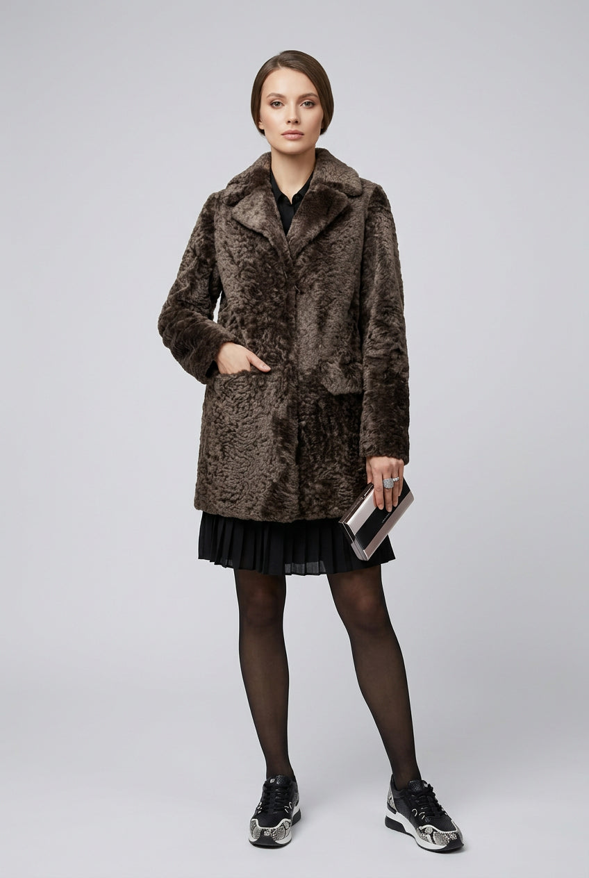 Manteau Fourrure Astrakan Chocolat 3/4, Veste Droite Courte Ventcouvert Paris – veste droite astrakan marron vue de face