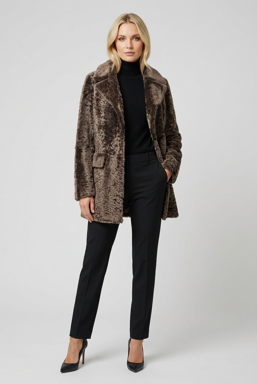 Fourrure agneau façon astrakan au coloris chocolat ou brun, pour un rendu raffiné et lumineux.
Coupe veste droite et longueur 3/4, idéales pour une silhouette élégante et actuelle.
Modèle plus court que la référence 32979, pour un style pratique et facile à porter.
