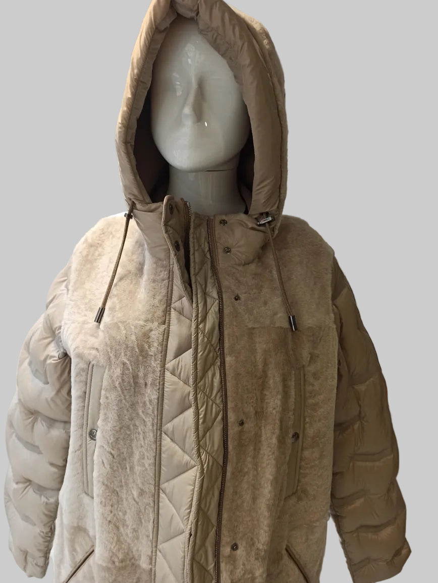 Doudoune Peau Lainée Écrue Matelassée, Parka À Capuche, Double Fermeture, 2 Poches – vue arrière de la doudoune peau lainée façon astrakan