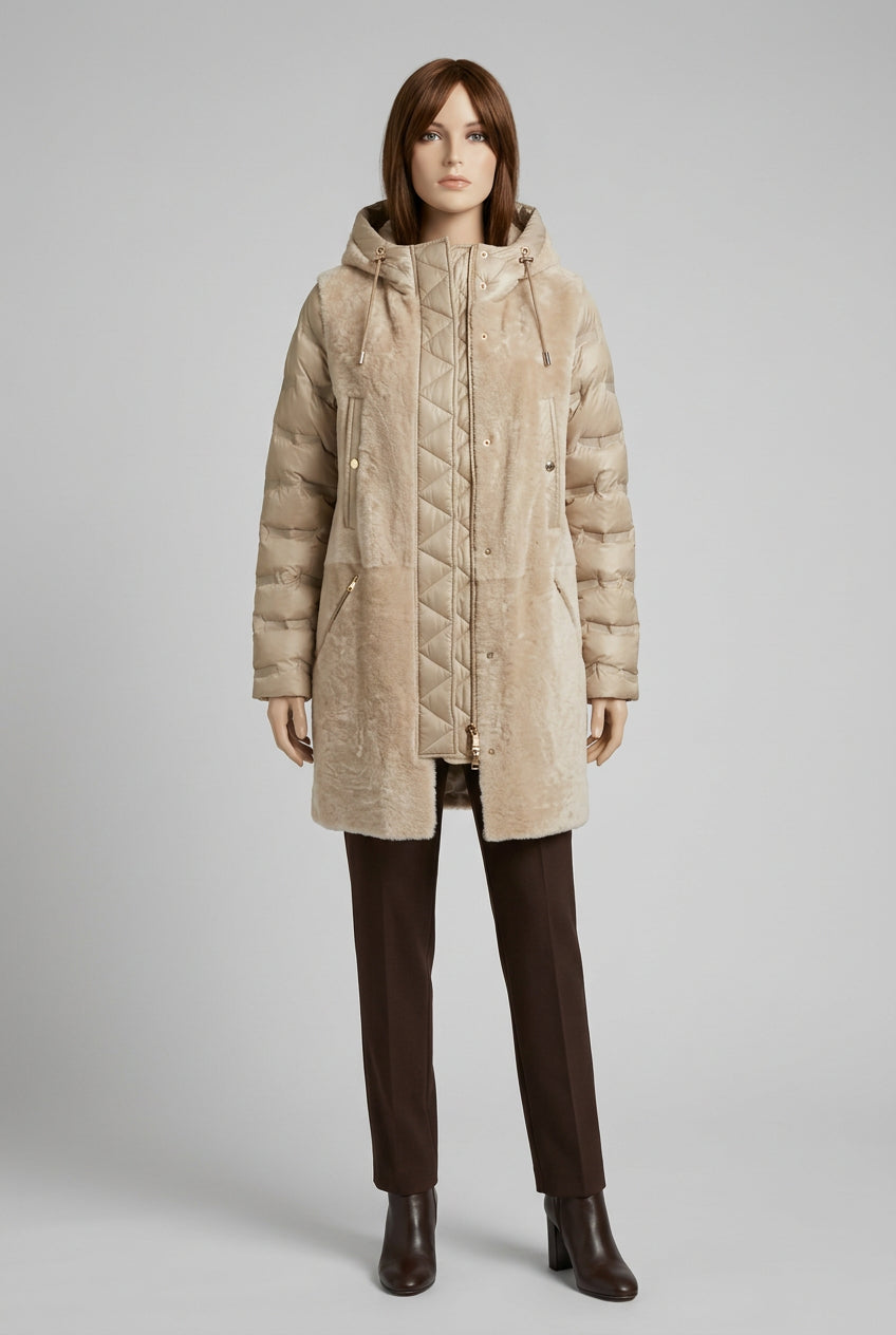 Design bi matière associant doudoune matelassée et peau lainée pour un style distinctif.
Coloris écru facile à coordonner avec votre garde-robe hivernale.
Double fermeture par zip et boutons-pression pour un maintien ajustable.
Capuche intégrée et deux poches pratiques pour davantage de confort.
Aspect façon astrakan pour une allure élégante et actuelle.