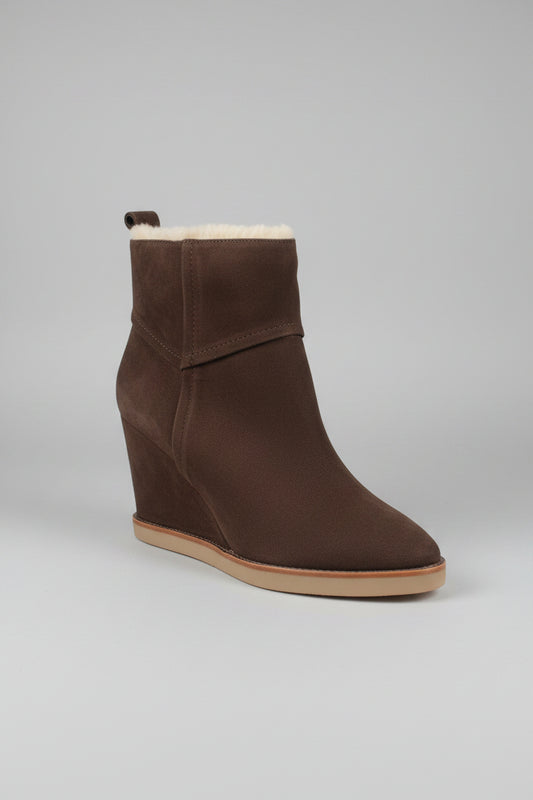 Fabriquées avec des matériaux de qualité, ces bottines fourrées en coloris chocolat vous garderont au chaud tout en restant tendance. L'intérieur fourré assure un confort optimal, ce qui les rend idéales pour les journées froides. Que ce soit pour une sortie décontractée ou une occasion spéciale, elles s'adaptent facilement à toutes vos tenues.