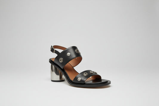 Sandales Sartore : l'alliance parfaite entre héritage western et modernité. Avec son talon de 5 cm qui affine la silhouette, ce modèle signature marie l'intemporalité du style santiag à des détails contemporains raffinés. Le cuir camel premium, travaillé par des découpes laser géométriques, crée un jeu de lumière subtil à chaque mouvement. Cousue main, la semelle assure une durabilité remarquable et un confort sans compromis. Une pièce d'exception pour celles qui recherchent l'élégance authentique—robustess