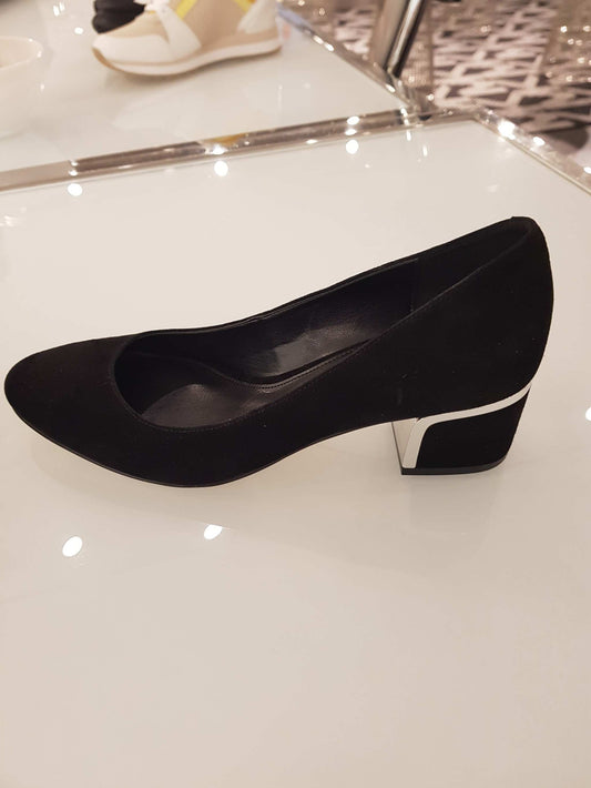 Escarpin noir en daim Michael Kors ref LANA avec talon trotteur argenté de 3 cm.