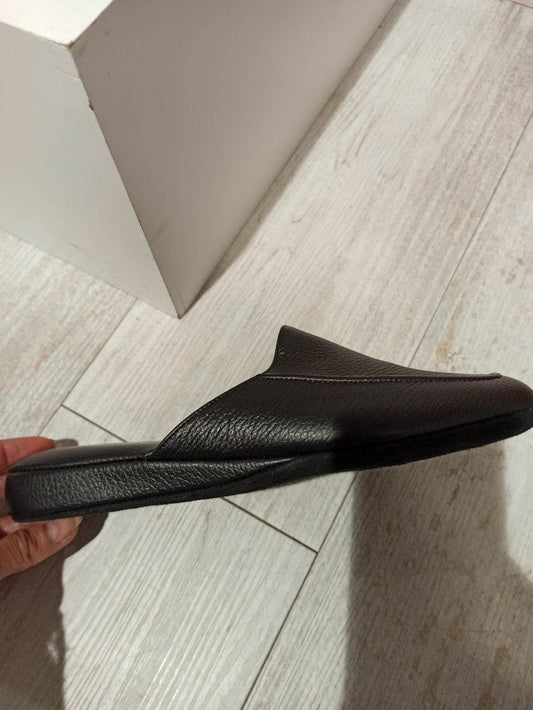 Chausson mule cuir noir homme La Maison de l'Espadrille vue de profil sur fond clair