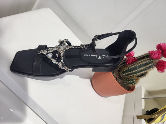 La sandale plate noire est ornée de strass gris, blanc et noir, ajoutant une touche de glamour à votre look quotidien. Grâce à son petit talon de 2 cm, vous pouvez profiter d'un confort optimal tout en restant tendance.
Voici pourquoi vous allez adorer cette sandale :
Confort exceptionnel : Vous rêvez d'une sandale qui allie style et confort ? Avec son desig