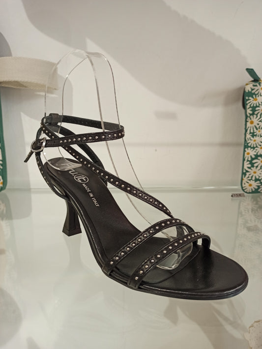 fru.it sandale escarpin à talon noir cloutée