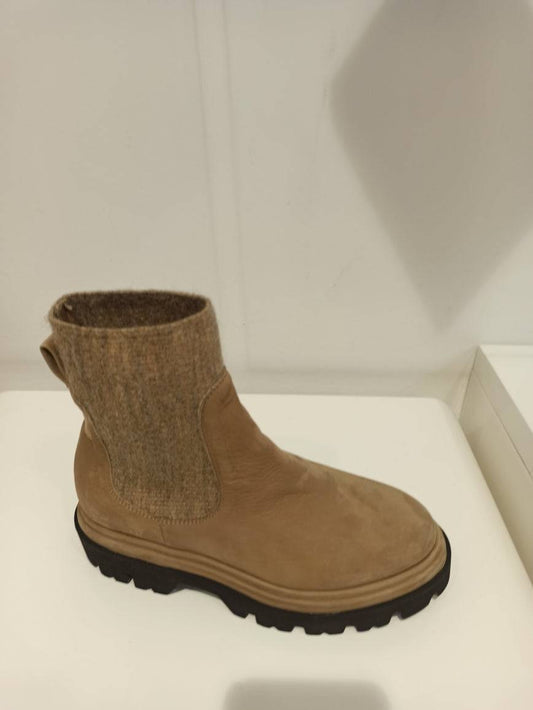 Style chelsea chic avec une semelle crantée pour une meilleure adhérence.
Confort optimal grâce à leur conception qui épouse parfaitement la forme de votre pied.