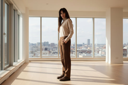 Découvrez le pantalon Diega, un incontournable de garde-robe alliant élégance et confort. Coupé droit avec une bande élastiquée à l'arrière, il épouse votre silhouette sans contrainte. Sa composition soignée mélange 35% viscose, 33% polyester, 31% laine et 1% élasthane pour une tenue impeccable et une flexibilité au quotidien. Teinte chocolat riche rehaussée d'une fine rayure beige subtile, ce pantalon se marie facilement avec vos pièces préférées. Disponible en grandes tailles, il offre à chacune la possib