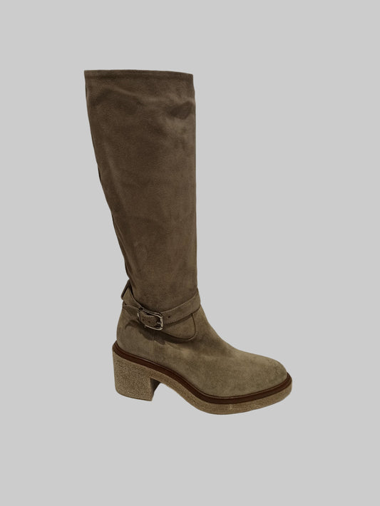 Découvrez l'élégance intemporelle avec ces bottes fru.it en cuir camoscio taupe. Leur semelle en gomme offre confort et adhérence au quotidien, tandis que la fermeture éclair assure un enfilage facile et rapide. Au cœur de leur design casual, ces bottes s'adaptent parfaitement à votre garde-robe urbaine. Que vous les portiez avec un jean ou une robe, elles apportent cette touche de sophistication décontractée qui fait toute la différence. Un incontournable pour celles qui cherchent style et praticité.