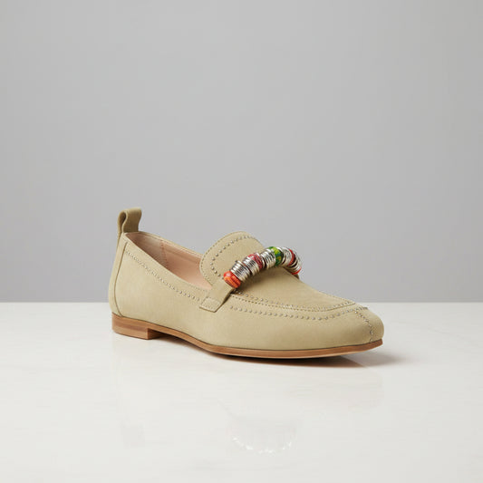 Découvrez les élégants mocassins vert tilleul, la chaussure parfaite pour allier confort et style. Conçus par le créateur réputé MAGASIN 11 BIS, ces mocassins sont une belle addition à toute garde-robe, idéale pour vos sorties décontractées ou vos journées au bureau.