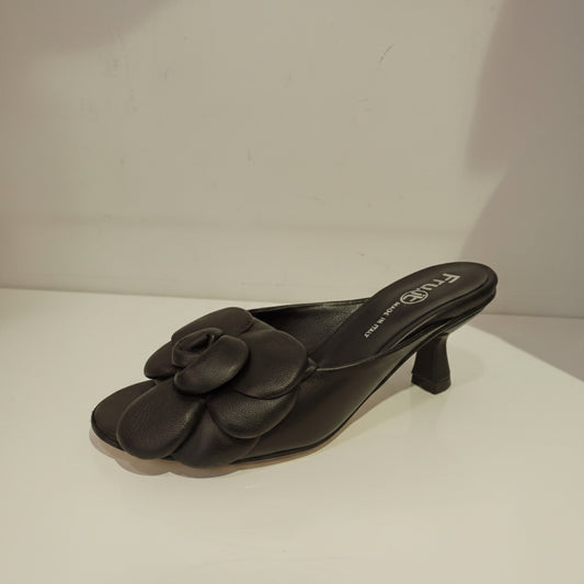 L'élégance tout simplement!
En cuir foulard noir mule talon 5 cm habillée d'un délicat camélia ton sur ton 