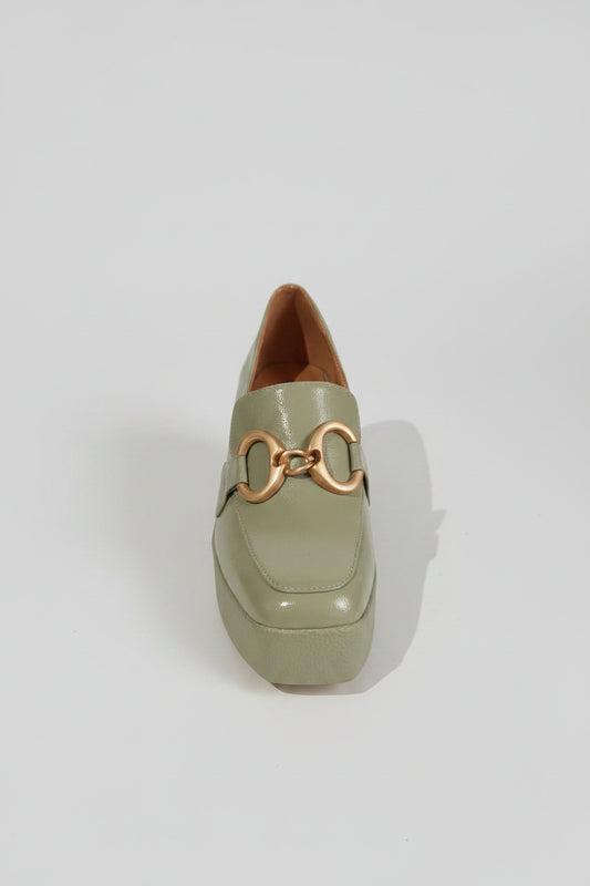 Style tendance et moderne qui s’harmonise aisément avec différentes tenues, du casual au chic.
Matériaux de qualité supérieure assurant durabilité et confort tout au long de la journée.
Optez pour ces mocassins talon femme et profitez d'une allure élégante sans compromettre le confort. Que ce soit pour un rendez-vous professionnel, une sortie entre amis ou m
