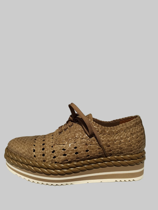 Découvrez les derbies Pons Quintana en cuir tressé main, alliant élégance artisanale et confort durable. Leur teinte taupe polyvalente s’adapte à toutes vos tenues tandis que la semelle en gomme anti-dérapante assure une adhérence optimale. Idéales pour un style raffiné en toute sécurité.