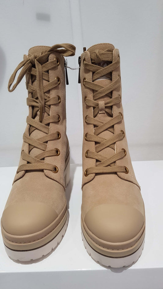 bottes michael kors ranger corey camel en cuir camoscio avec semelle crantée blanche et fermeture éclair intérieure