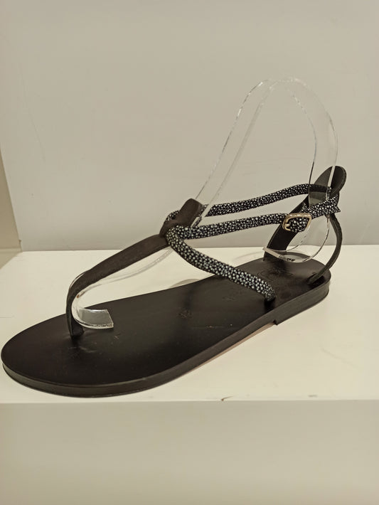 sandales kjacques noires modèle cèdre fabriquées à Saint Tropez