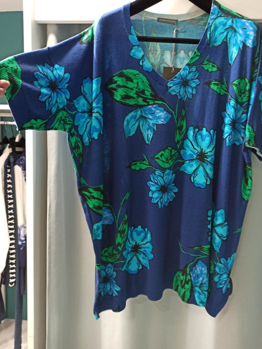 Découvrez notre T-shirt "In Bed With You" en colorés, un must-have qui allie à merveille confort et style. Fabriqué à partir d'un mélange de 50% coton et 50% viscose, ce modèle est idéal pour vos journées décontractées. Sa fabrication privilégie le mode éthique coton viscose, vous permettant ainsi de faire un choix responsable tout en restant tendance.