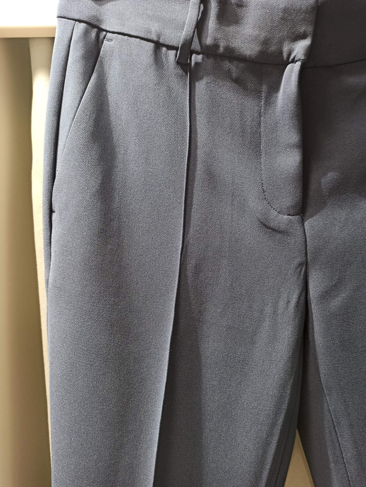 Michael Kors Pantalon Droit Bleu Nuit En Crêpe Triacétate Polyester Classique Chic, pantalon droit bleu nuit, détail de la coupe droite