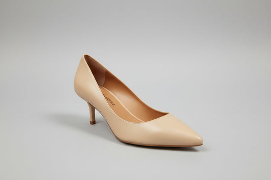 L'escarpin beige en cuir
hauteur talon : 5 cm
Un indispensable du dressing. il va avec tout
