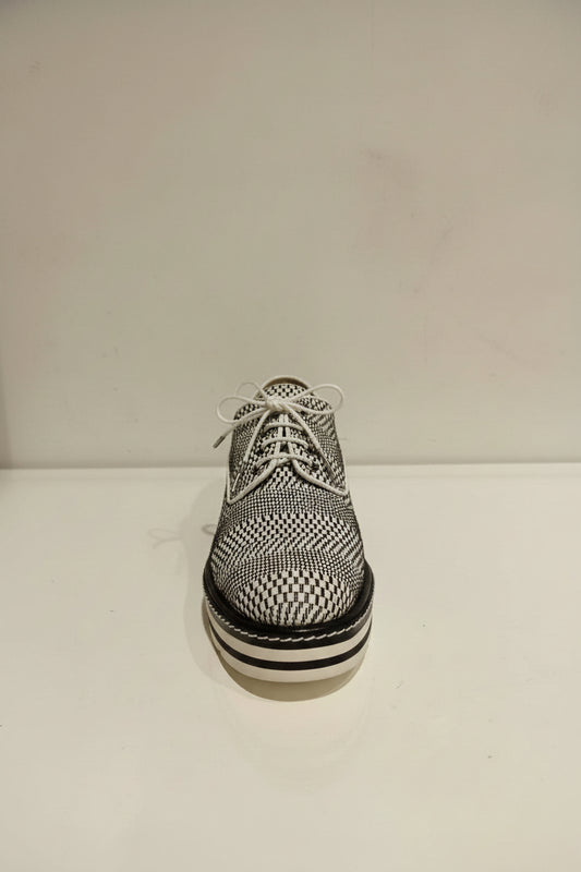 Les derbies en cuir tressé de Pons Quintana sont un choix incontournable pour ceux qui cherchent à allier style et confort. Fabriquées avec soin, ces chaussures se distinguent par leur design unique en cuir tressé, qui apporte une touche d'élégance à n'importe quelle tenue.