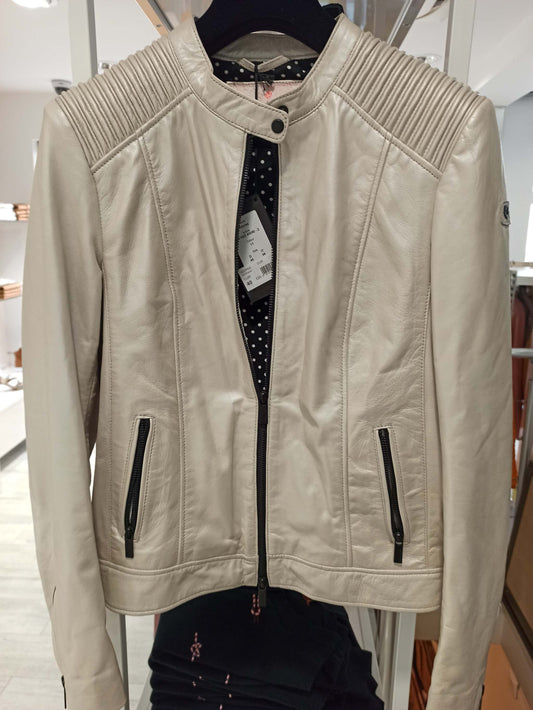 blouson cuir milestone couleur blanc nacré modèle adorée avec poches zippées et détails matelassés aux épaules