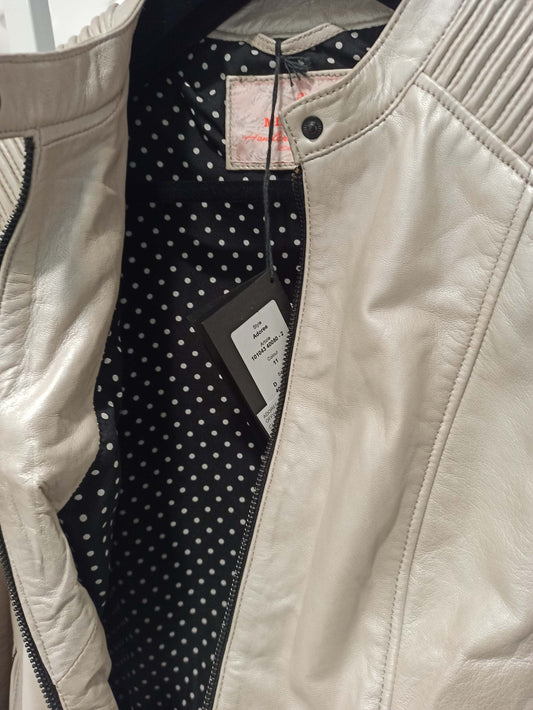 Découvrez la superbe veste en cuir blanc nacré de Milestone, un incontournable pour tous les amateurs de mode. Cette pièce unique allie élégance et confort, parfaite pour rehausser n'importe quelle tenue.