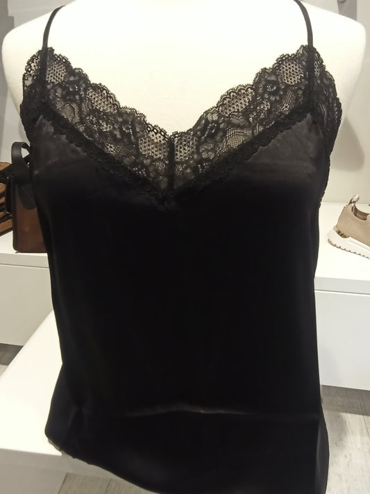 Ce modèle est disponible en trois coloris tendance, parfaits pour s'adapter à toutes vos tenues. Que vous le choisissiez pour une sortie décontractée ou pour un événement chic, le caraco en soie Kimia sera votre meilleur allié.
Les bretelles réglables vous permettent d'ajuster la coupe selon vos envies et votre morphologie. Profitez de la polyvalence de ce v