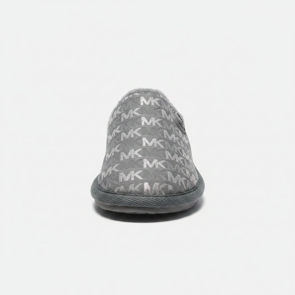 Les chaussons Janis disposent d'une semelle crantée, garantissant une adhérence optimale, tant à l'intérieur qu'à l'extérieur. Vous pouvez dire adieu aux glissades imprudentes sur les sols lisses. La douceur de la fourrure à l'intérieur procure une sensation de chaleur et de bien-être à chaque pas.
Semelle crantée pour une traction sûre.
Matériaux de haute q