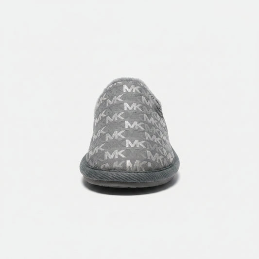 Les chaussons Janis disposent d'une semelle crantée, garantissant une adhérence optimale, tant à l'intérieur qu'à l'extérieur. Vous pouvez dire adieu aux glissades imprudentes sur les sols lisses. La douceur de la fourrure à l'intérieur procure une sensation de chaleur et de bien-être à chaque pas.
Semelle crantée pour une traction sûre.
Matériaux de haute q