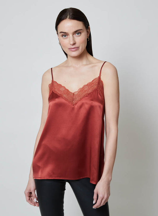 Ce modèle est disponible en trois coloris tendance, parfaits pour s'adapter à toutes vos tenues. Que vous le choisissiez pour une sortie décontractée ou pour un événement chic, le caraco en soie Kimia sera votre meilleur allié.
Les bretelles réglables vous permettent d'ajuster la coupe selon vos envies et votre morphologie. Profitez de la polyvalence de ce v