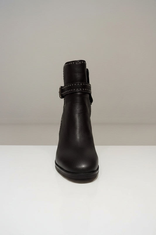 ttes talon carré se distinguent non seulement par leur design, mais également par leur fonctionnalité. Avec un bracelet de cheville clouté et réglable, vous pouvez personnaliser le maintien selon votre convenance. La fermeture éclair sur le côté intérieur facilite l'enfilage et le retrait, vous permettant de gagner du temps tout en restant élégante.
Les bott