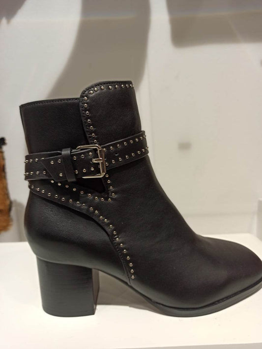 Bottes Lola Cruz noires en cuir agneau avec talon de 5 cm et bracelet de cheville réglable