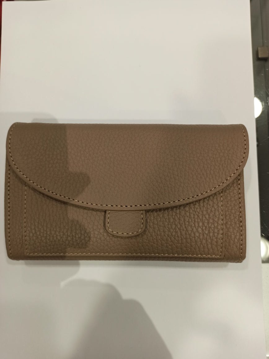


Accessoire de mode du quotidien, le portefeuille Milano vous accompagnera dans tous vos déplacements pour transporter vos papiers essentiels et importants.&nbsp;

Il est composé de&nbsp;6 compartiments dont 1 à fermeture zippée et 1 double&nbsp;pour vos papiers ; et comprend&nbsp;14 porte-cartes. Fermeture par bouton pression et poche plaquée avant placée sous le rabat pour un accès rapide. Logo Berthille floqué sous le rabat.