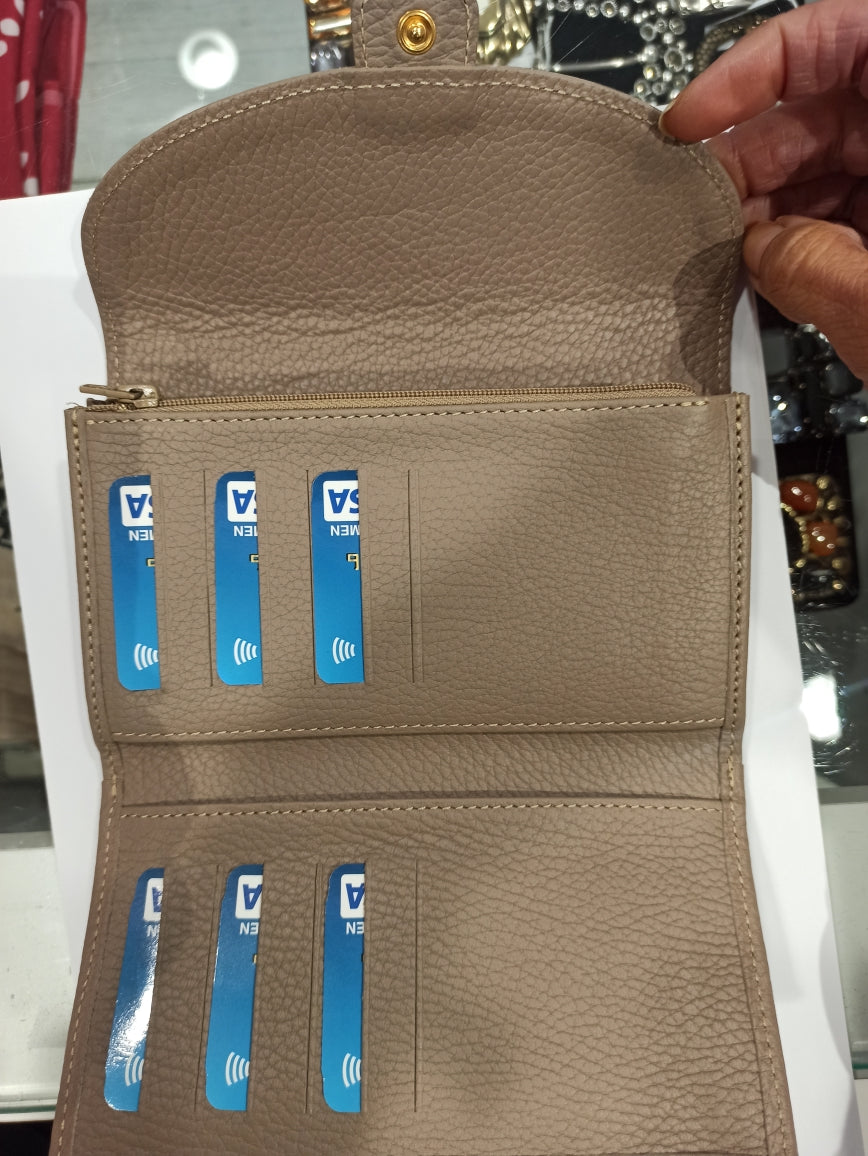 


Accessoire de mode du quotidien, le portefeuille Milano vous accompagnera dans tous vos déplacements pour transporter vos papiers essentiels et importants.&nbsp;

Il est composé de&nbsp;6 compartiments dont 1 à fermeture zippée et 1 double&nbsp;pour vos papiers ; et comprend&nbsp;14 porte-cartes. Fermeture par bouton pression et poche plaquée avant placée sous le rabat pour un accès rapide. Logo Berthille floqué sous le rabat.